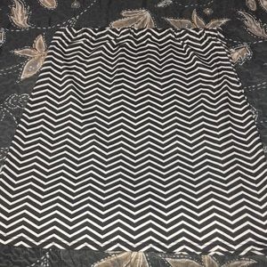 5/$25 Black and White Pencil Skirt